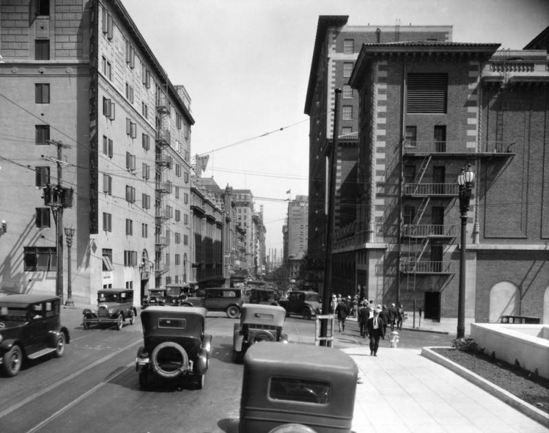 Looking east on 5th Street and Grand Avenue